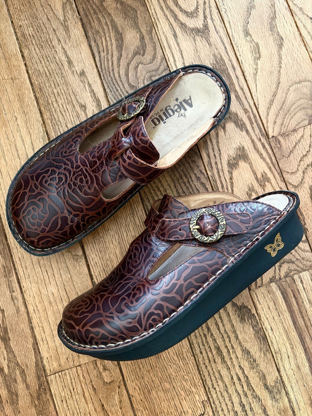Alegria Embossed Rose Brown Slip-On Leather Clogs Women’s Size 39/8.5-9